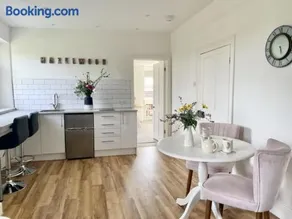 Welcome to Hazelwood, The Mount Somerton Apartment - modern and fully equipped, Private off-street parking, Near Glastonbury Tor, The spectacular Wells Cathedral, Stourhead, Sherborne Abbey, Millfield School, Clark's Village - Image 4