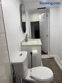Beautiful Lower level 2 bedroom aprt - Image 4