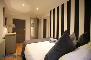 The Bromptons, Luxury South Kensington Apartment - Image 1