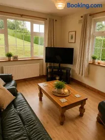 Lakeside Retreat Sleeps 8 & 15 mins from Westport - Image 2