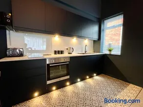 Stunning & Stylish 2 Bedroom Apartment! - 5 Minute Walk to the Best Beach! - Great Location - FREE Parking - Fast WiFi - Smart TV - Newly decorated - sleeps up to 4! Close to Bournemouth & Poole Town Centre & Sandbanks - Image 5