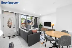 Stylish 2BR West End Gem steps to Queen West - Image 4