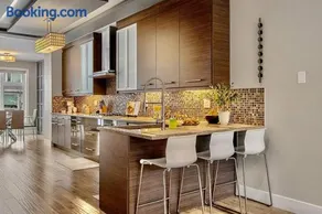 Luxury Cityscape Retreat with Hot Tub - Image 1