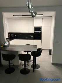 Heel Appartement 90m2 met 2 slaapkamers woonkamer Keuken badkamer privé garage - Image 3