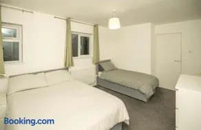 Dunstable 3-Bed House Sleeps 6 Driveway Parking Near Town Centre & Transport Links Close to Whipsnade Zoo Ideal for Families & Contractors - Image 2