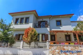 Milina's Cozy Riverside Apartments - Image 2
