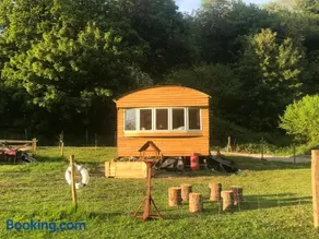 Shepherds Huts Ham Hill, 2 double beds, Bathroom, Lounge, Diner, Kitchen, LOVE dogs & Cats Looking out to lake and by Ham Hill Country Park plus parking for large vehicles available also great deals on workers long term This is the place to relax and BBQ - Image 1