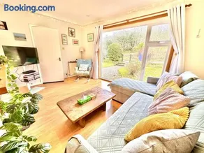 Cosy Crinan Cottage - Pet Friendly, Wetroom, Garden - Image 1