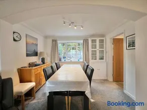 4 Bed Retreat with Balcony & Estuary views - Image 4