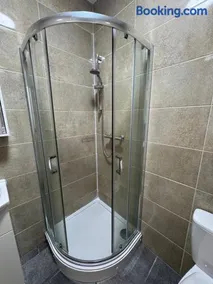 #29 Sweet 1 Bed - sleeps 4 - free parking - BHX NEC - "Perfect for Contractors and Families" - Image 3