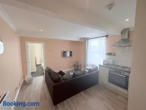 Lovely 1 Bed flat in high street - 4 min walk to beach- 300m - Image 5
