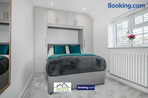 Three Bedroom House By Vesta Serviced Accommodation & Short Lets Borehamwood With Free WiFi & Free Parking - Image 3