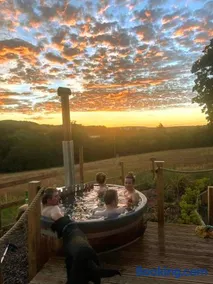 Huggeley Hall - Astounding, Chic, Valley Experience with Hot Tub - Image 4