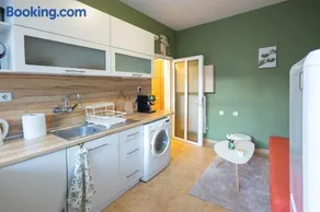 Groovy Olive Apartment - Image 3