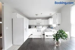 Near Historic Downtown Apex, Sleeps 8, King Bed - Image 2