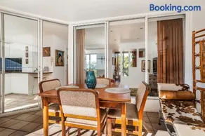 Mid-Century Suite Kangaroo Point - 1BR Apartment, Walk to CBD, River & The Gabba - Image 3