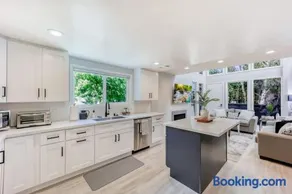 601-Lavish Family Home w AC & Patio near Meta & Stanford - Image 3
