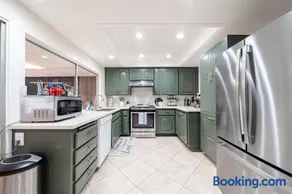 Elegant Retreat w/ Game room in Heart of OC - Image 3