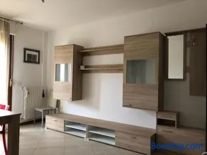 Appartamento residenziale con posto auto privato - Image 2