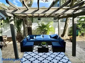 Cozy sanctuary minutes from the bay and beaches - Image 2