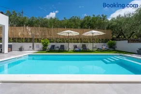 Apartment Gironi with Pool, Jacuzzi - Image 3