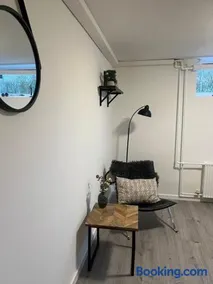 To værelser med dobbeltsenge tæt på E45 og banegården i Rødekro Værelserne deler bad Kælderværelser med egen indgang - Image 5