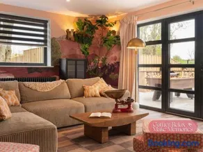 Gorgeous Stylish Home Near Longleat and Bath with Private Heated Pool and Sauna - Image 2