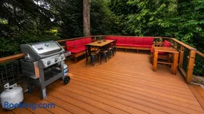 3BR 2BA Beacon Hill Backyard Oasis -Firepit,BBQ Deck, Workspaces and Parking - Image 2