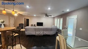 Spacious Downtown 4 Bedroom - Image 3