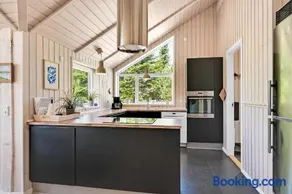 Stylish 8-Person Holiday Home Just 5 Minutes Walk From The Sandy Beach - Image 3