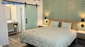 TH 28 Vineyard Vista & Sedona Gateway Luxury Tiny Home - Image 2