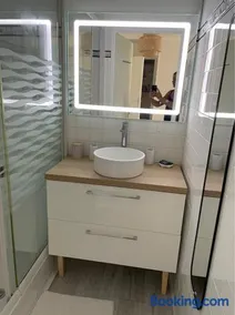 Appartement rénové avec piscine, plage 2mns à pied - Image 3