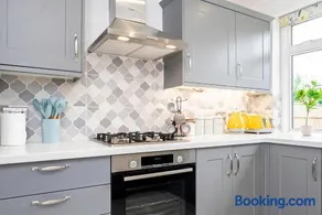 Stunning Place, close to Windsor & Heathrow & Private Parking - Image 3