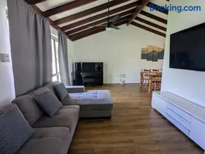 3-Bed home with large backyard - Image 3