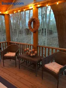 Knotty but Nice-sleeps 6-one minute to lake! - Image 2