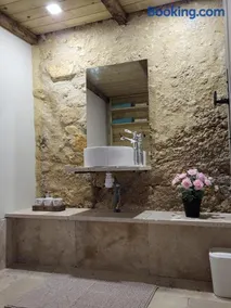 Airbnb: Vieilles Pierres et Rivière en Périgord - Image 2