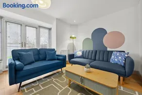 NEC Birmingham Airport Modern Village Retreat, Sleeps 7, Free Parking - Image 1