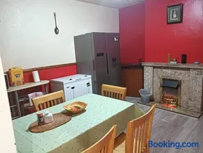 'Sun Nest' Spacious home Sleep upto 6 Guests Near Town and George Eliot Hospital Nuneaton - Image 2