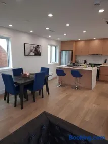 Vancouver Townhouse Getaway Modern 2BR with Balcony & Street Parking - Image 2