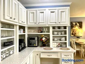 Beautiful traditional home*Modern updates*Guest suite B - Image 3