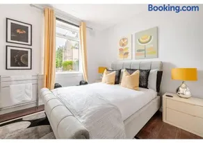Elegant Flat in a Serene Edinburgh Neighbourhood - Image 2