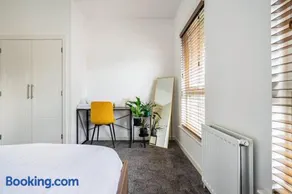 Bright, modern 2 bedroom house with free parking! - Image 4