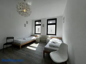 Vollausgestatte Wohnung mit, WLAN, TV in jedem Schlafzimmer, Einzelbetten, Bad, Garten - Image 3