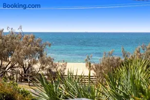 Caloundra Retro Beach House in Front of Ocean - Image 2