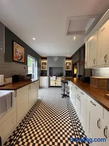 The Foremans House, With Hot Tub, A luxurious Historical pre 16th Century Grade II Listed House, location Essex in a picturesque Village, Country Pub In walking Distance - Image 4