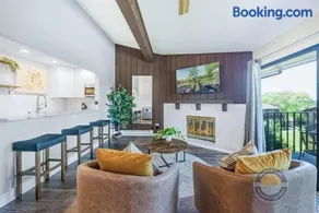YOUR New Luxury Lakeview Condo w Pool Access - Image 2