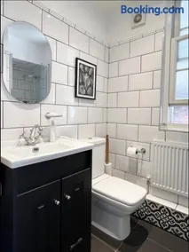 1 Bed Victorian Flat with Shared Garden - Image 3