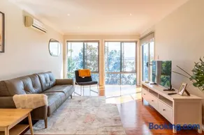 Bay and Beachside Family Retreat - Image 4