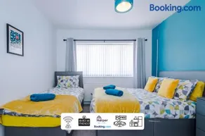 Modern 4-BR Home Sleeps 10 Ideal for Families Contractors & Groups - Image 4
