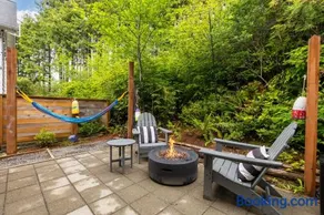 Seabrook 2-Bdrm with Hot Tub, AC, Pet Friendly - Image 3
